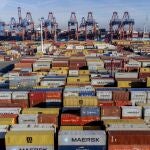 Contenedores apilados en el puerto de Hamburgo, ayer
