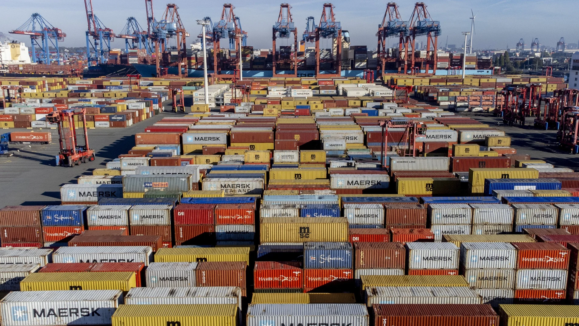 Contenedores apilados en el puerto de Hamburgo, ayer