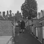 Una de las estudiantes del documental entrevista a Inmaculada Iruretagoyena, víctima de ETA, junto a la tumba de su hermano