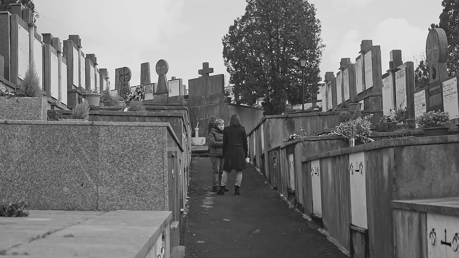 Una de las estudiantes del documental entrevista a Inmaculada Iruretagoyena, víctima de ETA, junto a la tumba de su hermano