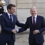 El presidente francés, Emmanuel Macron, sale a recibir a las puertas del Palacio del Elíseo al canciller alemán, Olaf Scholz