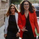 La vicepresidenta del Consell, Aitana Mas (i), y la consellera de Agricultura, Desarrollo Rural, Emergencia Climática y Transición Ecológica, Isaura Navarro (d), a su llegada para la toma de posesión de su cargo en el Palau de la Generalitat