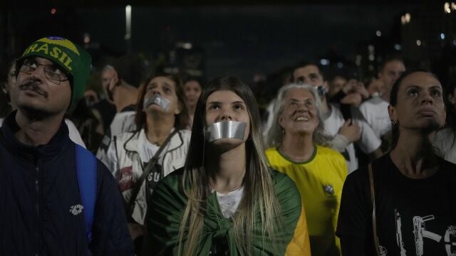 Partidarios del presidente brasileño Jair Bolsonaro asisten a una manifestación contra la censura en Sao Paulo