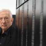 El pintor francés Pierre Soulages, junto a una de sus obras en el Pompidou de París