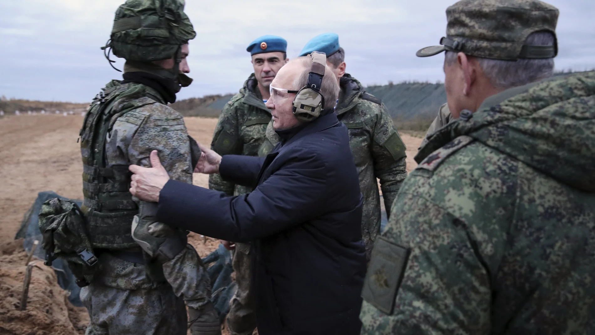 Putin saluda a un soldado ruso, ataviado ya con ropa de abrigo en la región de Ryazan