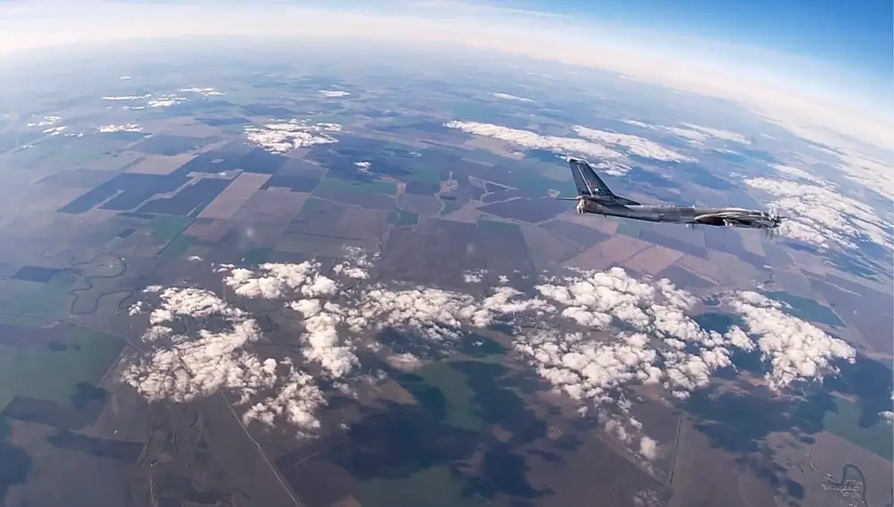 Un bombardero ruso Tu-95MS ayuda en las maniobras nucleares de este martes 26 de octubre de 2022 en un lugar no revelado de Rusia