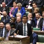 El "premier" británico, Rishi Sunak, responde a su primera sesión de control en el Parlamento