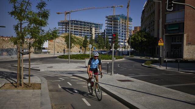Edificios de nueva construcción en los terrenos que ocupaba el antiguo estadio Vicente Calderón en la ribera del río Manzanares
