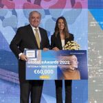 Sira Moragas, CEO de KOA Biotech, recibe el cheque del que premia su preyecto para reducir la mortalidad por patógenos infecciosos y el uso de antibióticos en las piscifactorías.