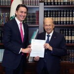 Fotografía facilitada por el Gobierno libanés muestra al presidente de Líbano, Michel Aoun (derecha) y al asesor principal de Estados Unidos para la seguridad energética, Amos Hochstein (izquierda), posando para una foto mientras llevan una carta de acuerdo en el Palacio Presidencial en Baabda, al este de Beirut, Líbano