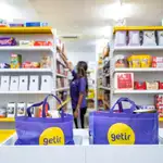 Una empleada prepara un pedido en una tienda de Getir