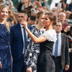 La Reina Letizia y la Infanta Sofía a su llegada a los Premios Princesa de Asturias.