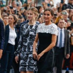 La Princesa Leonor y la Reina Letizia a su llegada a los Premios Princesa de Asturias.