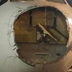El avión sufrió daños en la parte delantera, perdió un motor y sufrió la rotura del parabrisas