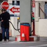 Un mujer reposta carburante en una gasolinera, a 28 de octubre de 2022, en Madrid