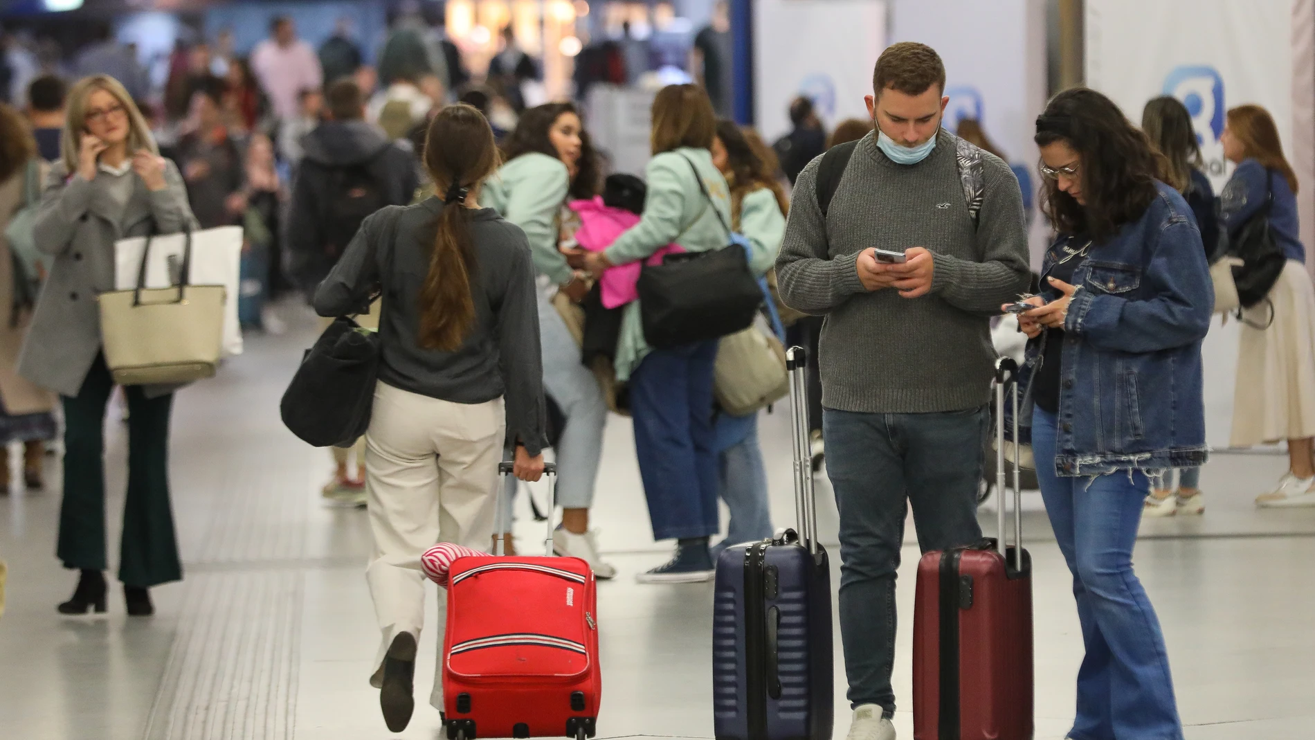 Varios pasajeros con maletas en la estación de Puerta de Atocha