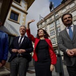 La presidenta de la Comunidad de Madrid, Isabel Díaz Ayuso, durante su visita junto al jefe del Ejecutivo gallego, Alfonso Rueda (2i), al pueblo natal de la enfermera Isabel Zendal, que inspiró el nombre del hospital público de pandemias de la capital española