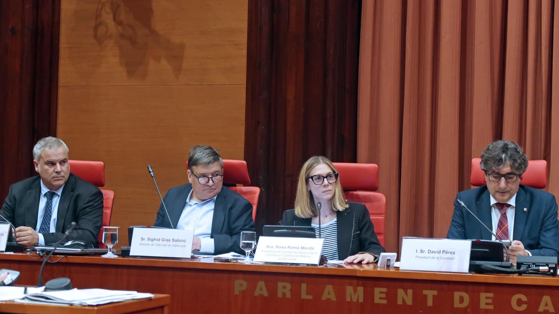 La presidenta de la CCMA, Rosa Romà, junto a los directores de TV3 y Catalunya Ràdio y el diputado del PSC, David Pérez