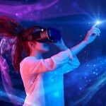 Una mujer con gafas de realidad virtual