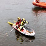 Dos bomberos en una lancha en un dispositivo de búsqueda en la Ría de Pontevedra