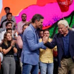Pedro Sánchez y el expresidente del Gobierno Felipe González, el pasado sábado en Sevilla, en el acto para conmemorar la victoria electoral de 1982