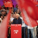 El expresidente del Gobierno Felipe González dirigiéndose al público en el acto organizado por el PSOE para conmemorar el 40 aniversario de la primera victoria electoral socialista en 1982 en FIBES, ayer, en Sevilla.