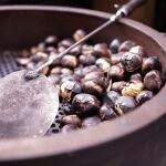 Castañas tostadas de un puesto de castañas y boniatos en Barcelona | Fuente: Ayuntamiento de Barcelona / Europa Press