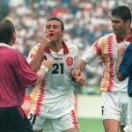 Luis Enrique muestra a Sandor Puhl la zona donde le propinó el codazo Tassotti
