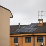 Imagen de una vivienda con placas solares en su tejado