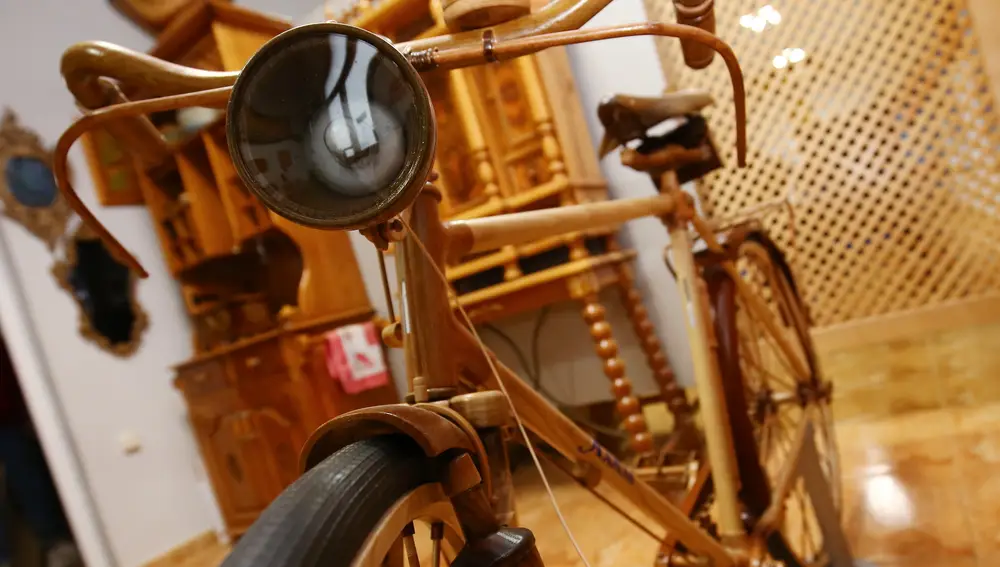 Reproducción en madera de la mítica bicicleta BH Gacela hecha por al artesanía Anmar de Cabañas Raras (León)