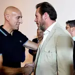 Los alcaldes de Valladolid y León, Óscar Puente y José Antonio Diez, se saludan durante una ejecutiva