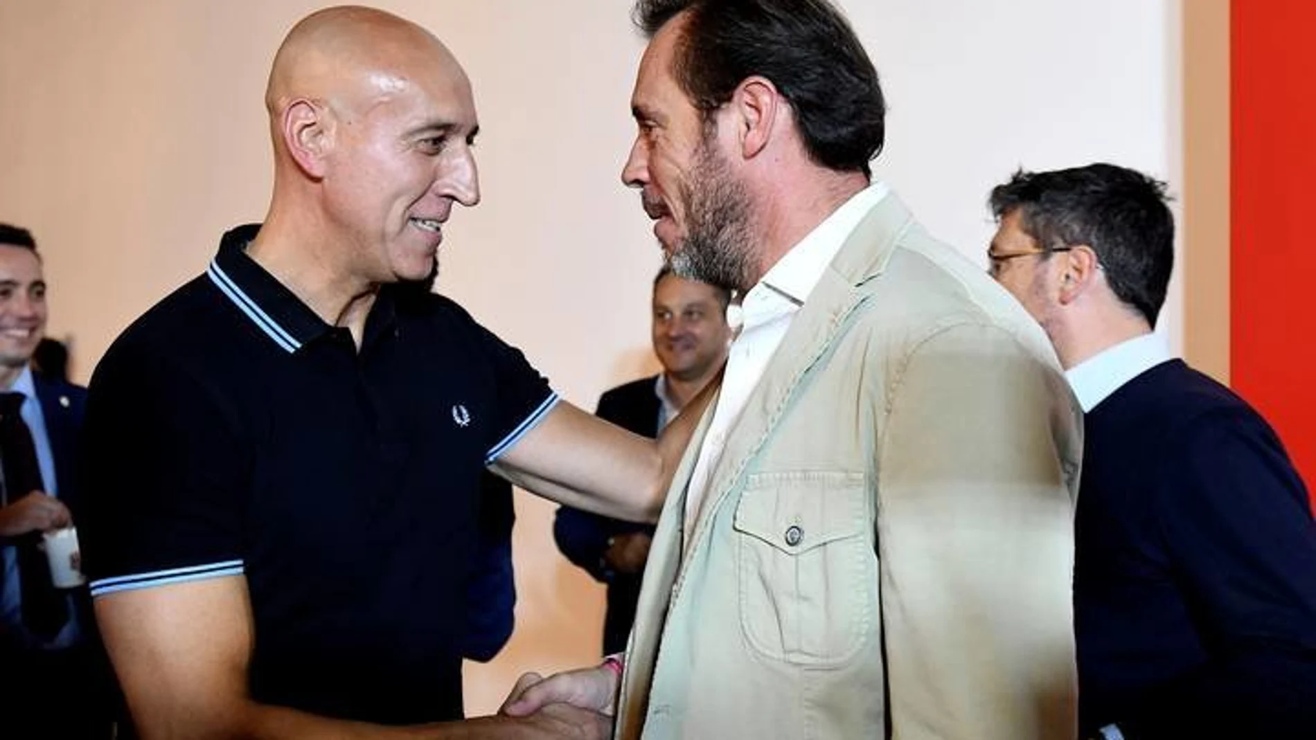 Los alcaldes de Valladolid y León, Óscar Puente y José Antonio Diez, se saludan durante una ejecutiva