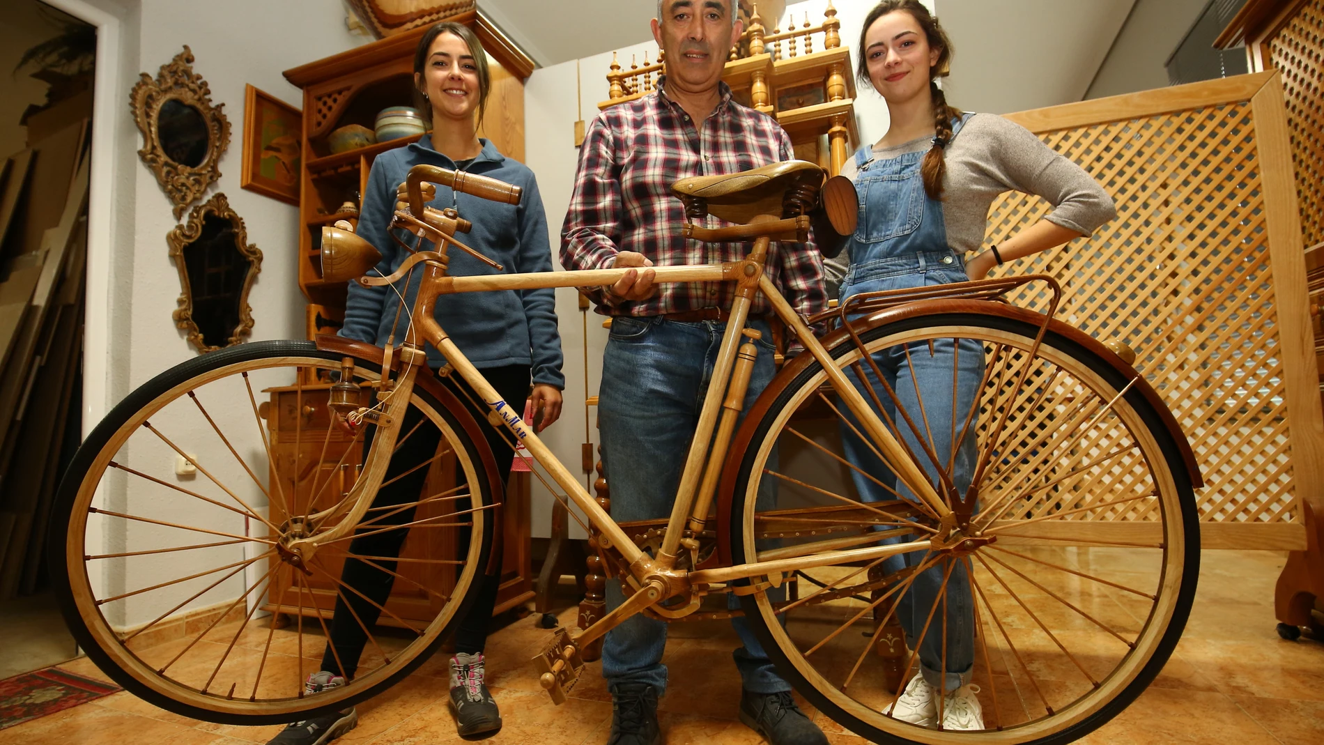 José Pérez, junto a sus hijas Marta (I), y Andrea (D), autores de la reproducción en madera de la mítica bicicleta BH Gacela