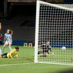 Momento en el que el balón supera la línea de gol en remate de Martret