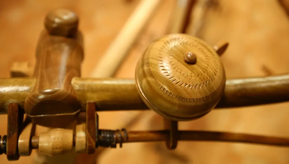 Reproducción en madera de la mítica bicicleta BH Gacela hecha por al artesanía Anmar de Cabañas Raras (León)