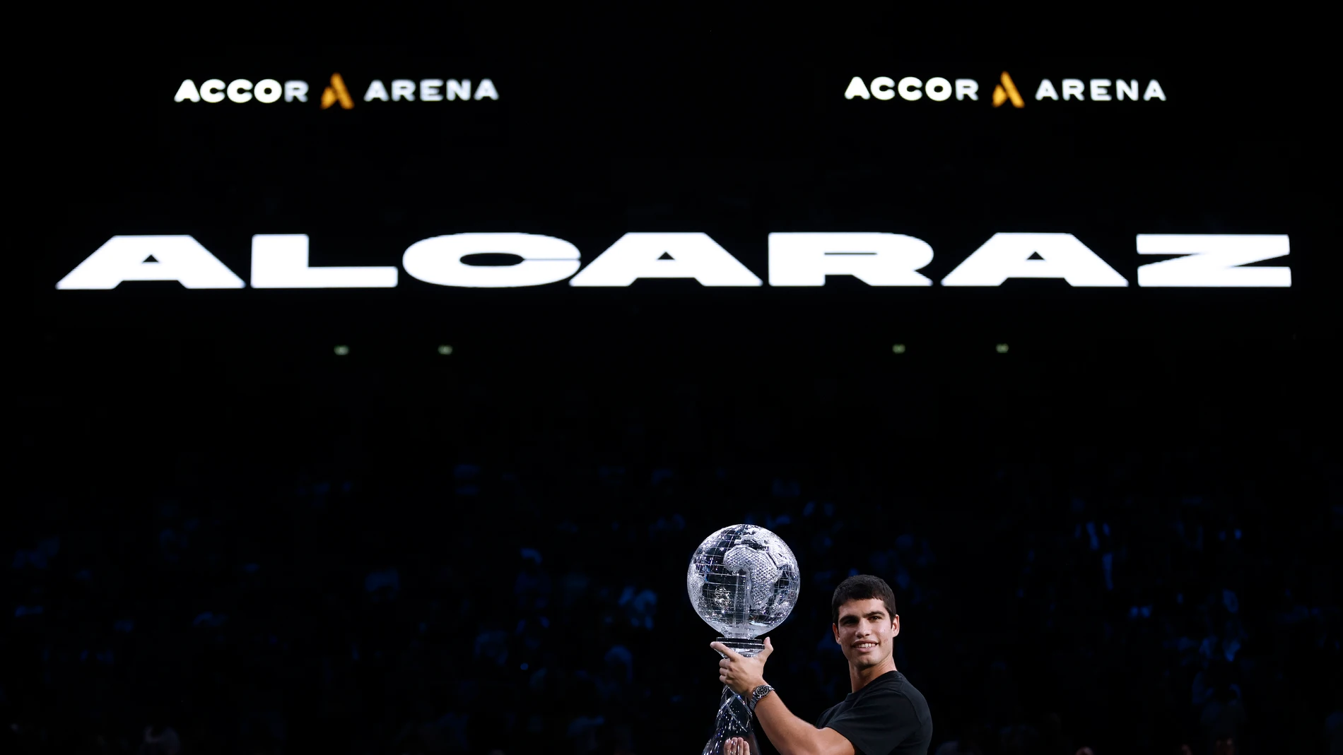 Carlos Alcaraz, con el trofeo que le dieron en París para reconocer su número uno del mundo. Es vigésimo octavo jugador que llega a lo más alto