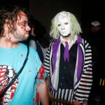 Personas disfrazadas de personajes varios durante la noche de Halloween, a 31 de octubre de 2022, en Málaga