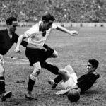 Ambos jugadores pelean por el balón