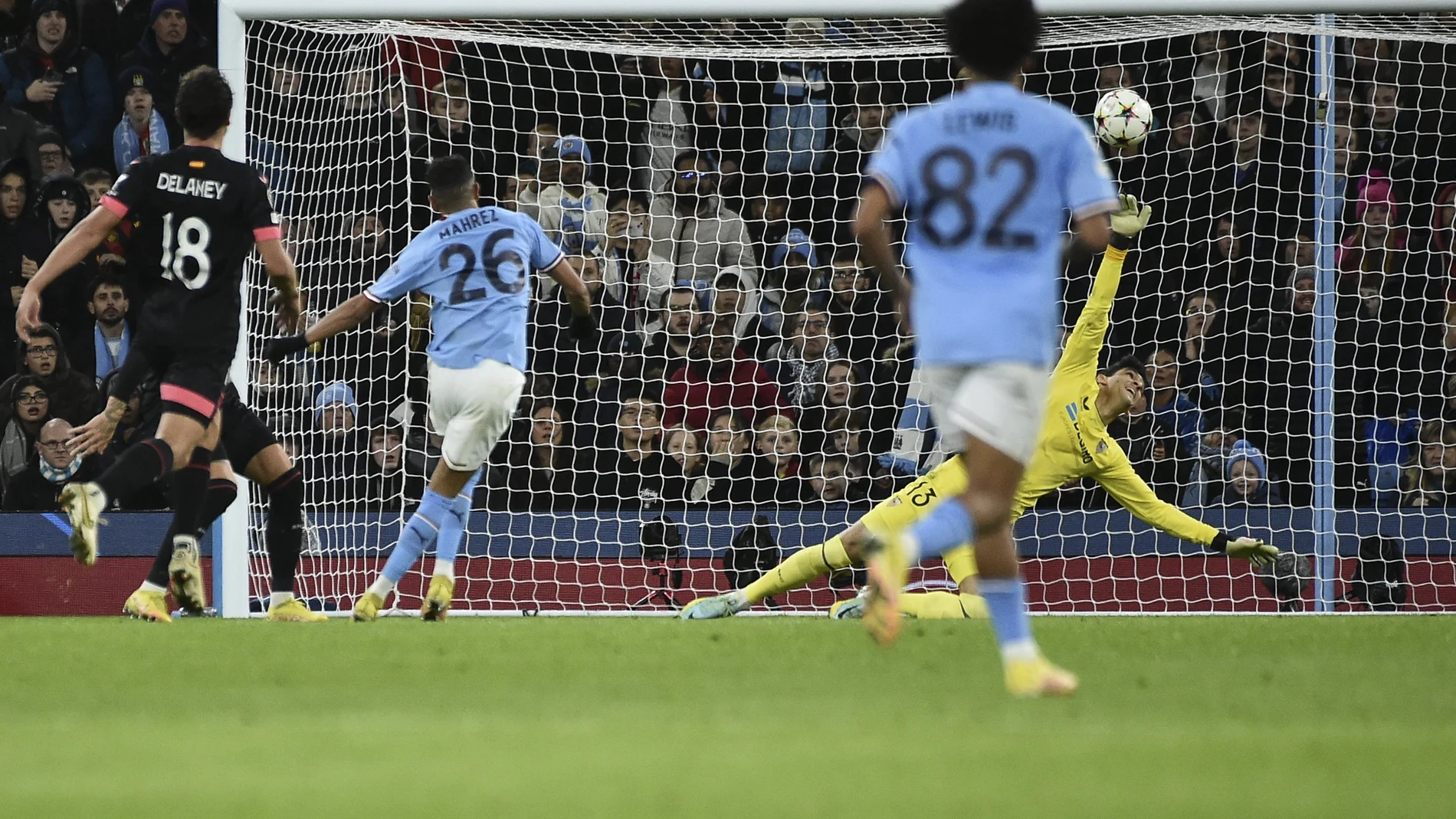Riyad Mahrez supera a Bono en la acción del tercer gol del Manchester City ante el Sevilla