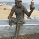 Una estatua dedicada al Anís del MOno, en el Pont del Petroli de Badalona