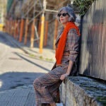 Carmen Gimeno con traje y zapatillas.