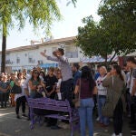 Un familiar de la víctima, subido en un banco, realiza una protesta durante el minuto de silencio para recordar al joven de 18 años