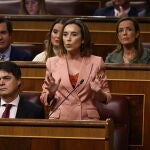 La portavoz del PP en el Congreso, Cuca Gamarra, interviene durante una sesión plenaria en el Congreso de los Diputados.