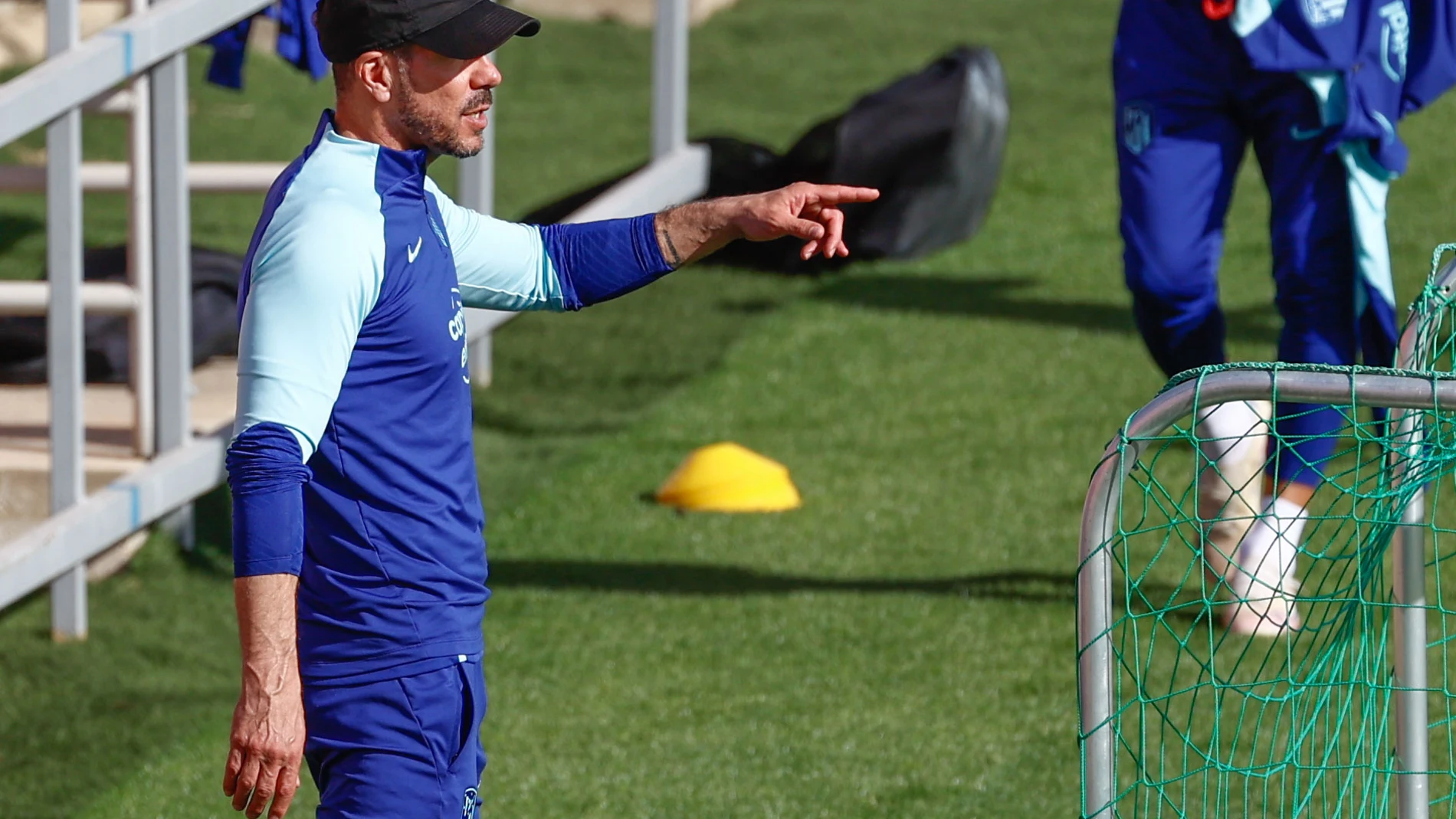Diego Simeone, durante el entrenamiento realizado este miércoles en la Ciudad Deportiva de Majadahonda
