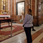 Una alfombra cubre las zonas donde estaban las sepulturas de Queipo de Llano y su esposa en la Basílica de la Macarena