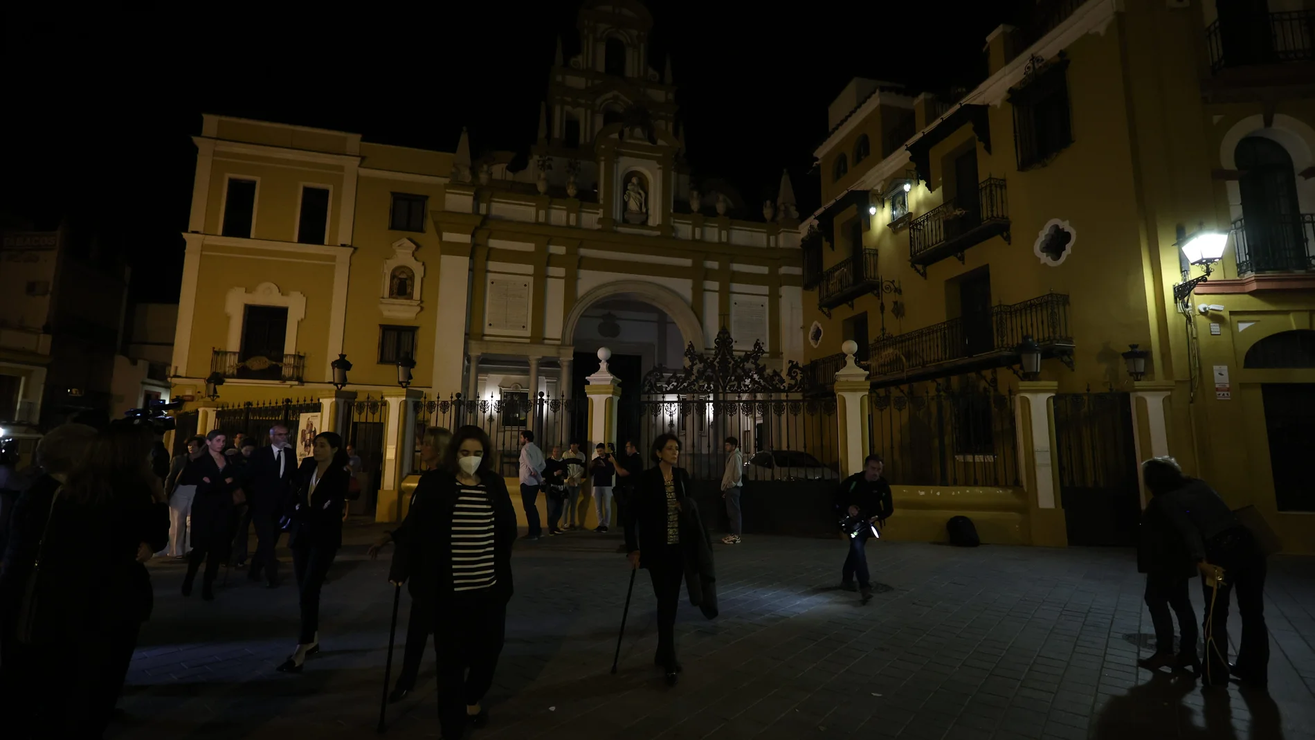 Familiares a la salida de la basílica tras la exhumación de Queipo de Llano y Francisco de Bohórquez