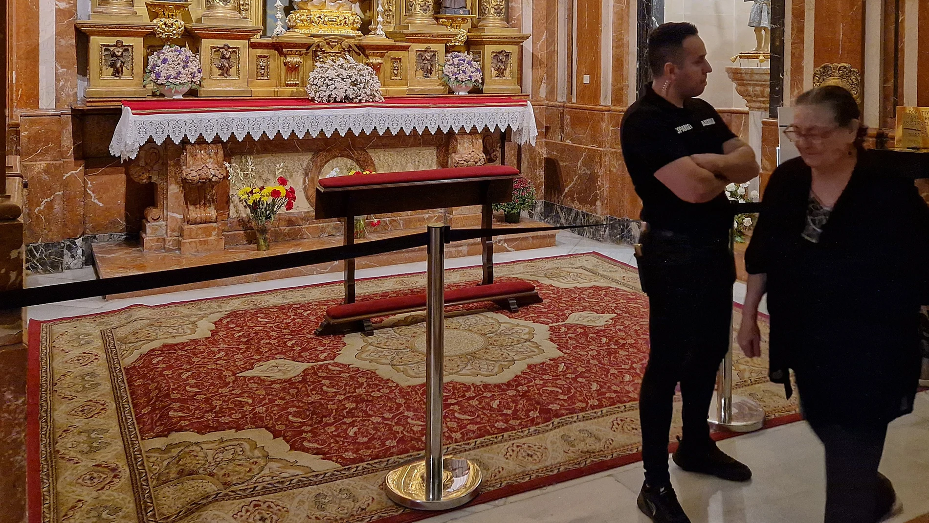 Una alfombra cubre la zona donde estaban ubicadas las sepulturas de Queipo de Llano y su esposa en la Basílica de la Macarena