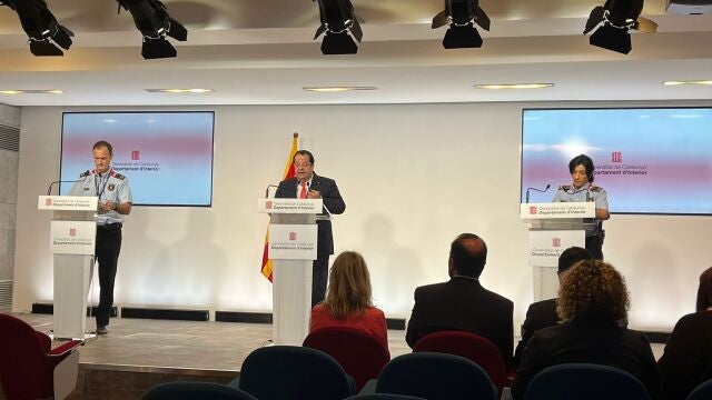 El comisario jefe de los Mossos d'Esquadra, Eduard Sallent, el conseller de Interior, Joan Ignasi Elena y la portavoz de los Mossos, Montserrat Escudé durante la rueda de prensaEUROPA PRESS