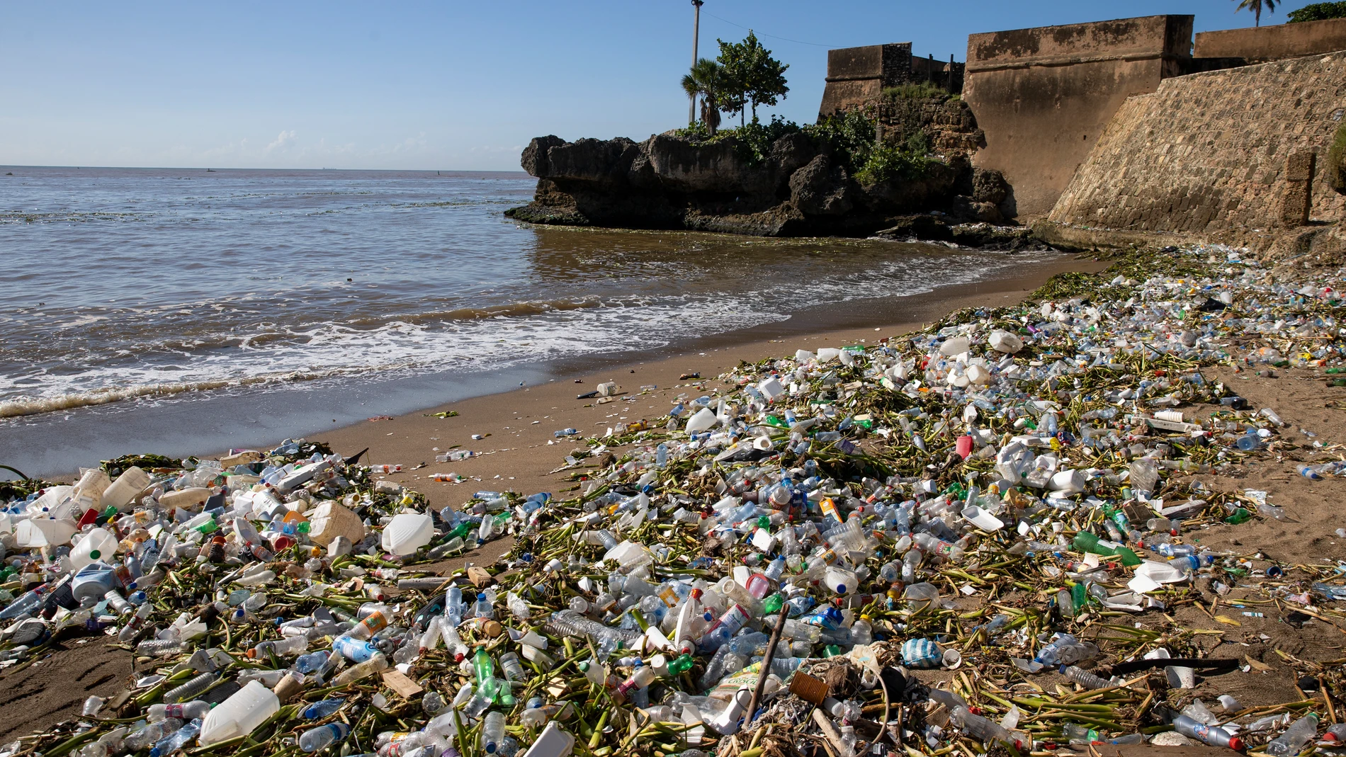 Fotografía de la playa Fuerte San Gil, cubierta de plásticos y basura, en Santo Domingo (República Dominicana)