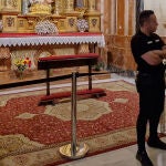 Una alfombra cubre las zonas donde estaban las sepulturas de Queipo de Llano y su esposa en la basílica de la Macarena